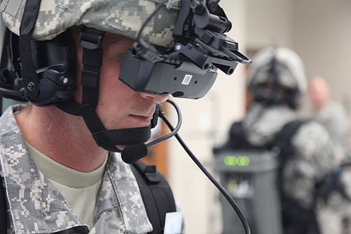 Soldado utilizando un dispositivo de realidad virtual